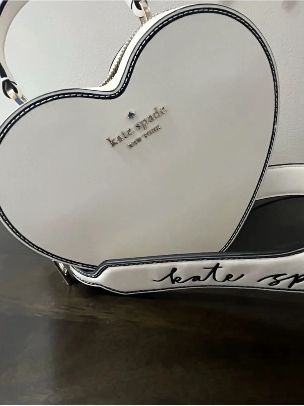 Kate spade ♠️ white heart crossbody bag top handle satchel Leather guitar strap - Picture 2 of 9